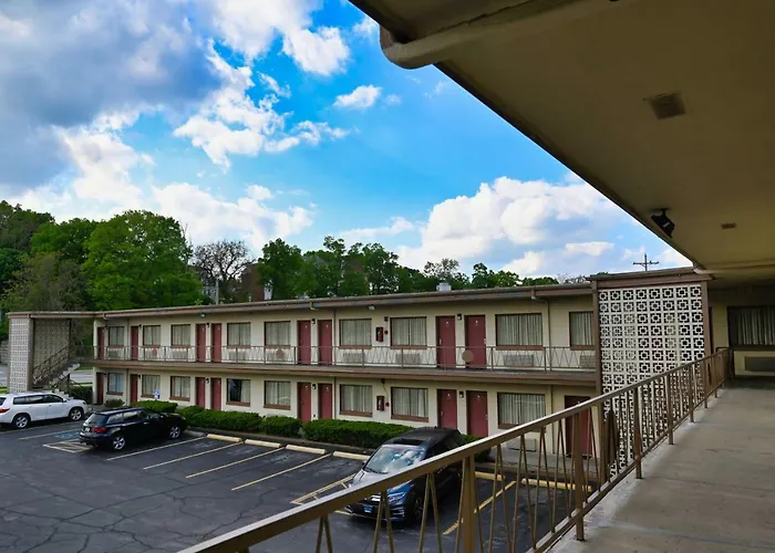 Motel: Campus Inn
